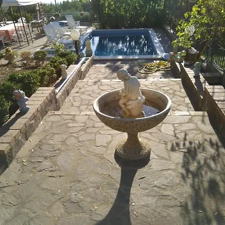 Con Piscina Ad Villa